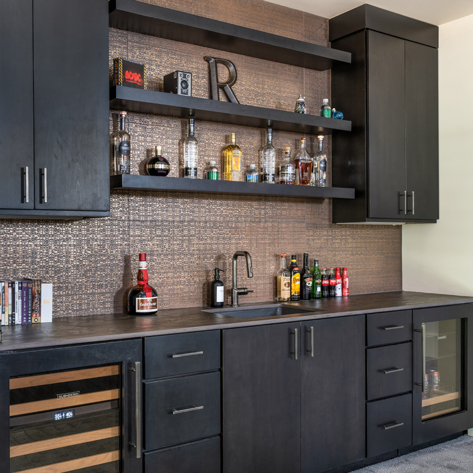 Wood Specie/Finish: Select Alder / Onyx; 20 Matte Door Style: Geneva II