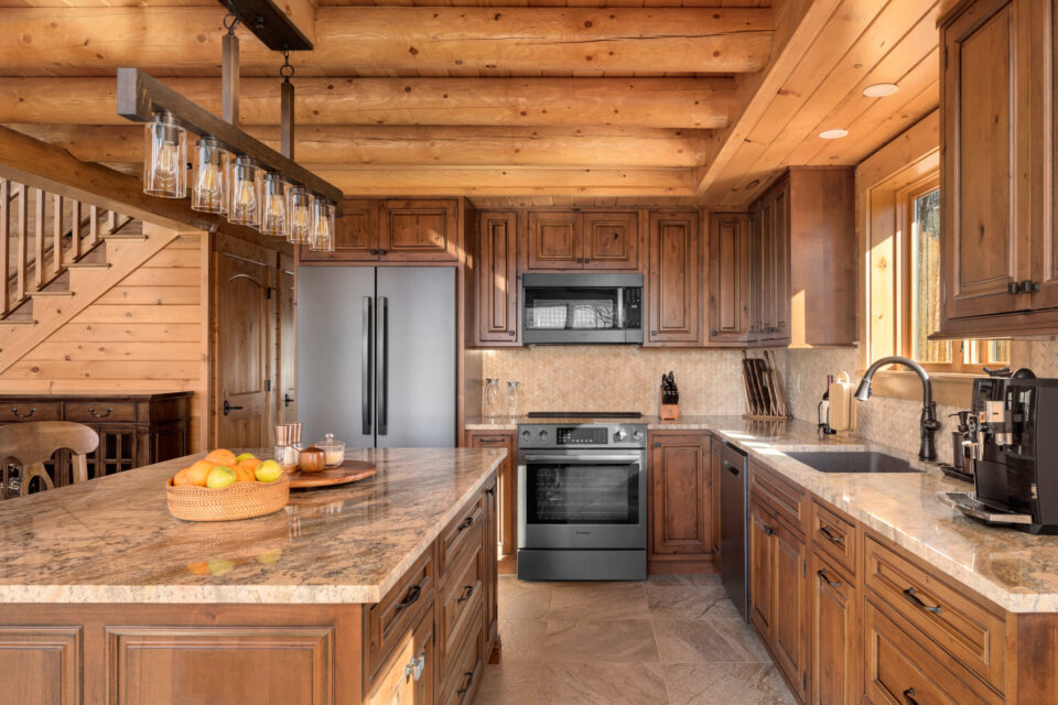 Door Style/Color: Princeton door in Knotty Alder in Match Stain Glaze Choice By @AdvanceCabinetry