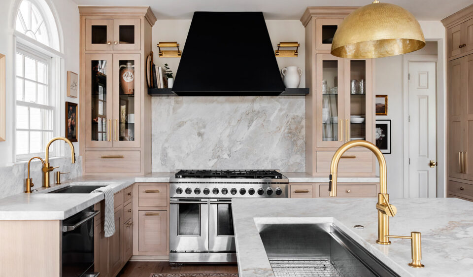 Designed by Paulina Galiardi | Photography by Melissa Mills Door Style/Colors: Porcelain on Quarter Sawn White Oak (Kitchen) and Inkwell on Maple (Hood)