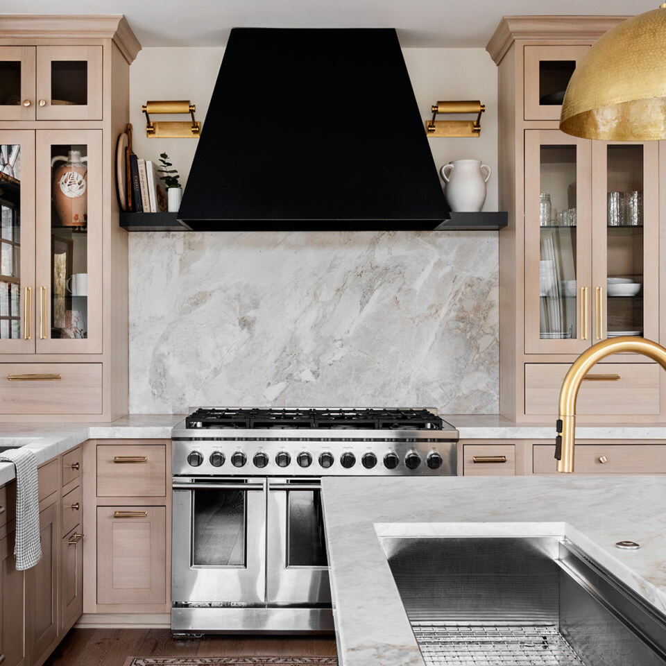 Designed by Paulina Galiardi | Photography by Melissa Mills Door Style/Colors: Porcelain on Quarter Sawn White Oak (Kitchen) and Inkwell on Maple (Hood)