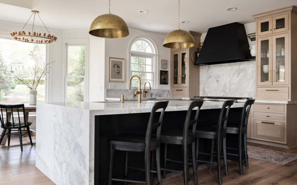 Designed by Paulina Galiardi | Photography by Melissa Mills Door Style/Colors: Porcelain on Quarter Sawn White Oak (Kitchen) and Inkwell on Maple (Hood)