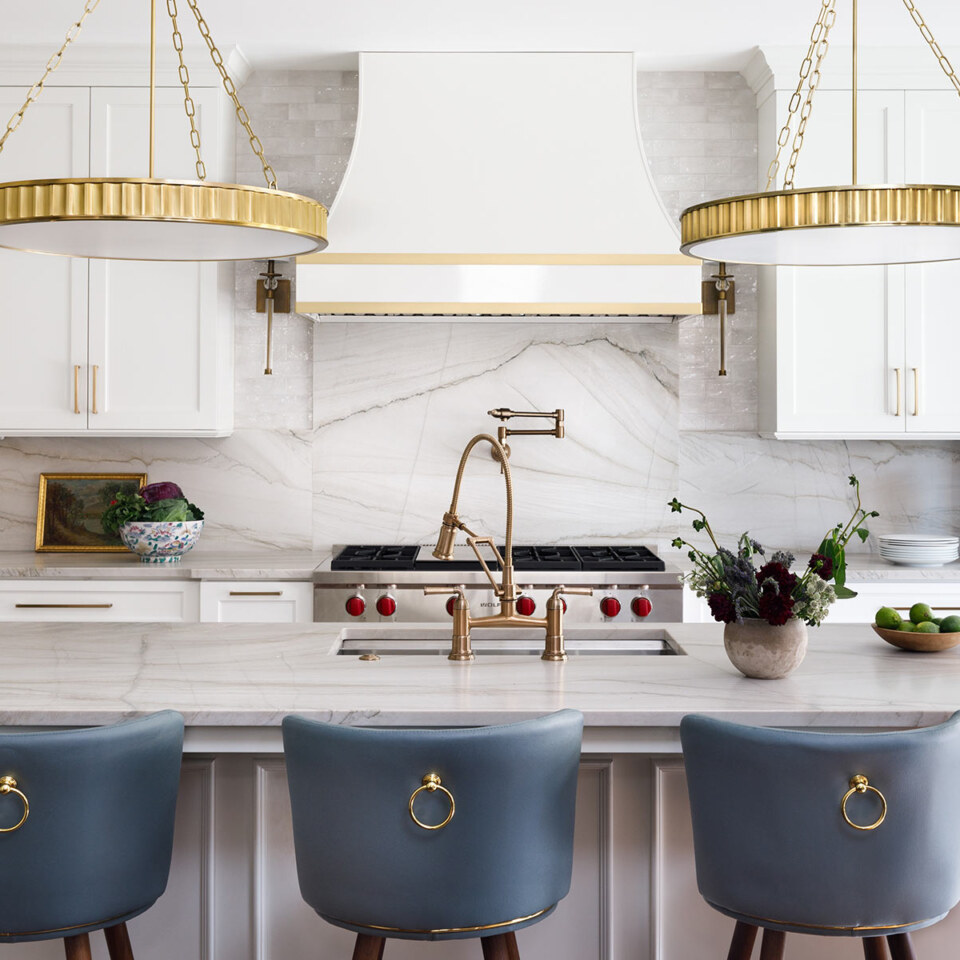 Design work by Karr Bick Design Perimeter: EURO Essence Door/Drawer in Maple Linen-20 matte Island: EURO Richmond Door/Drawer in Cherry Sorrel-20 matte Shelves: EURO Essence Door/Drawer in Maple Linen-20 matte