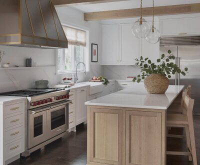 A La Carte Home Design Photo by Megan Lorenz Door Style/Color: Island Quarter Sawn Oak- Match Stain 20-Matte Perimeter: Heartland door Painted Maple w/MDF panel- White 20-Matte