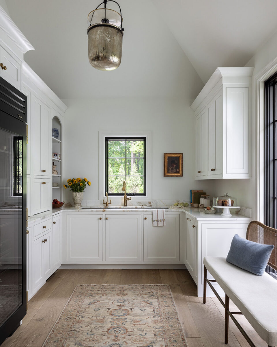 Designed by @AlysonDerryInteriors Photo by MVP Detroit Door Style/Color: Plaza, Painted MDF Linen Matte