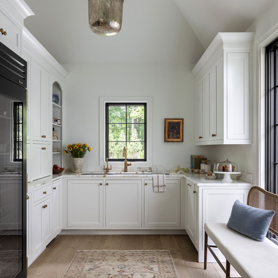 Designed by @AlysonDerryInteriors Photo by MVP Detroit Door Style/Color: Plaza, Painted MDF Linen Matte