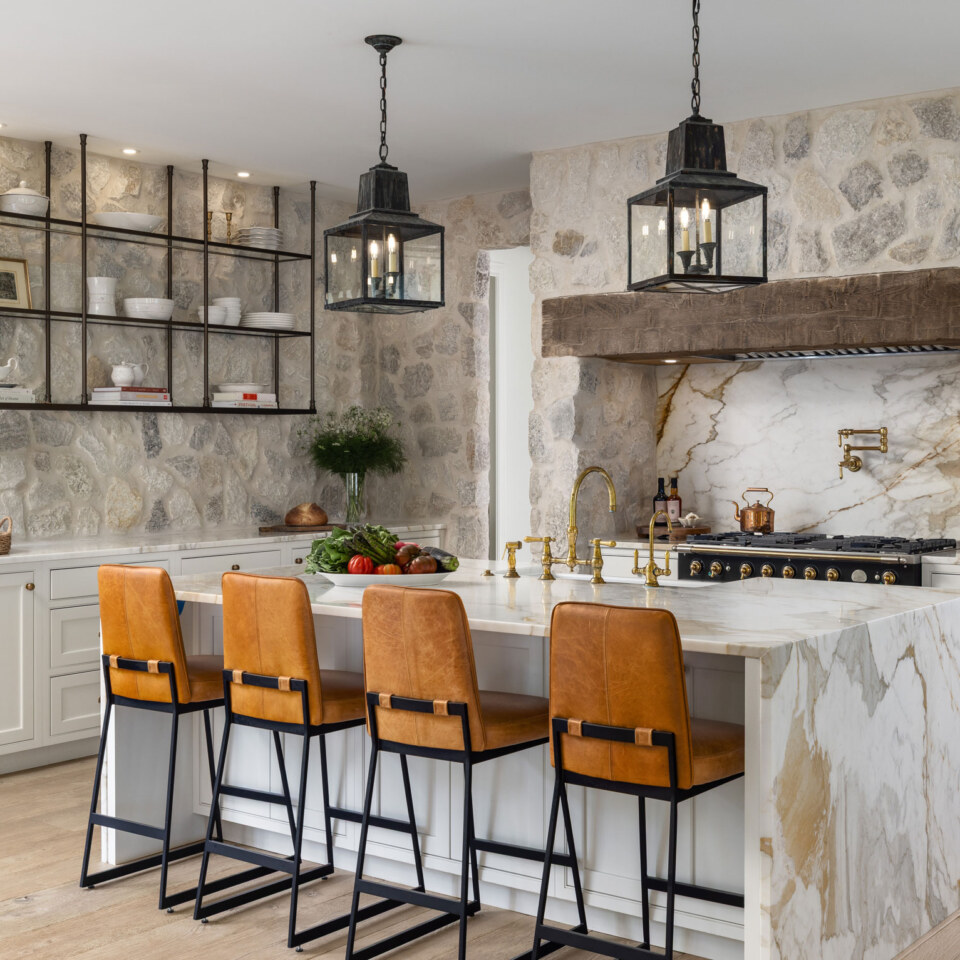 Created by Designed by @AlysonDerryInteriors Photo by MVP Detroit Door Style/Color: Plaza door, Painted MDF Linen Matte