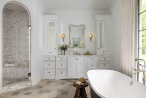 Designed by @AlysonDerryInteriors and Photo by MVP Detroit Door Style/Color: Delmar door, Painted MDF Ine Matte