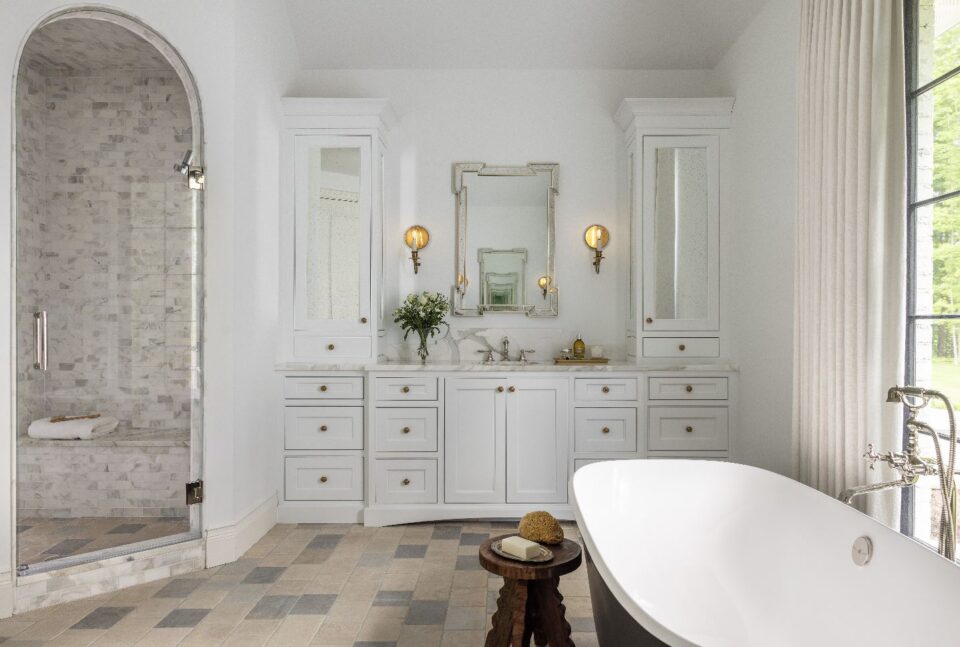 Designed by @AlysonDerryInteriors and Photo by MVP Detroit Door Style/Color: Delmar door, Painted MDF Ine Matte