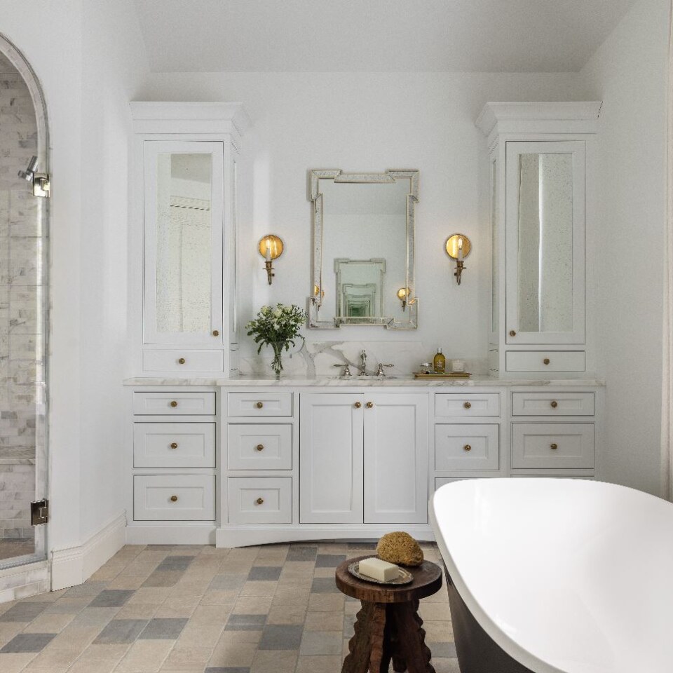 Designed by @AlysonDerryInteriors and Photo by MVP Detroit Door Style/Color: Delmar door, Painted MDF Ine Matte