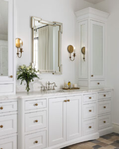 Designed by @AlysonDerryInteriors and Photo by MVP Detroit Door Style/Color: Delmar door, Painted MDF Ine Matte