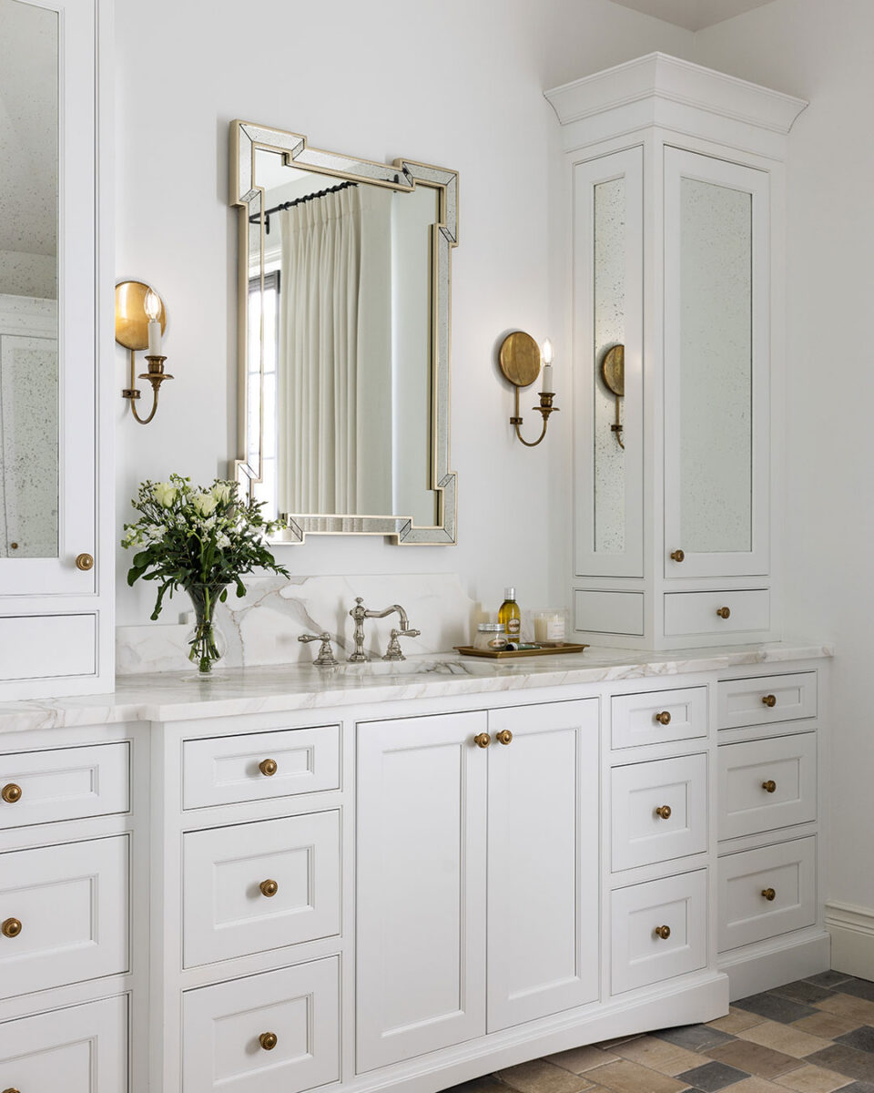 Designed by @AlysonDerryInteriors and Photo by MVP Detroit Door Style/Color: Delmar door, Painted MDF Ine Matte