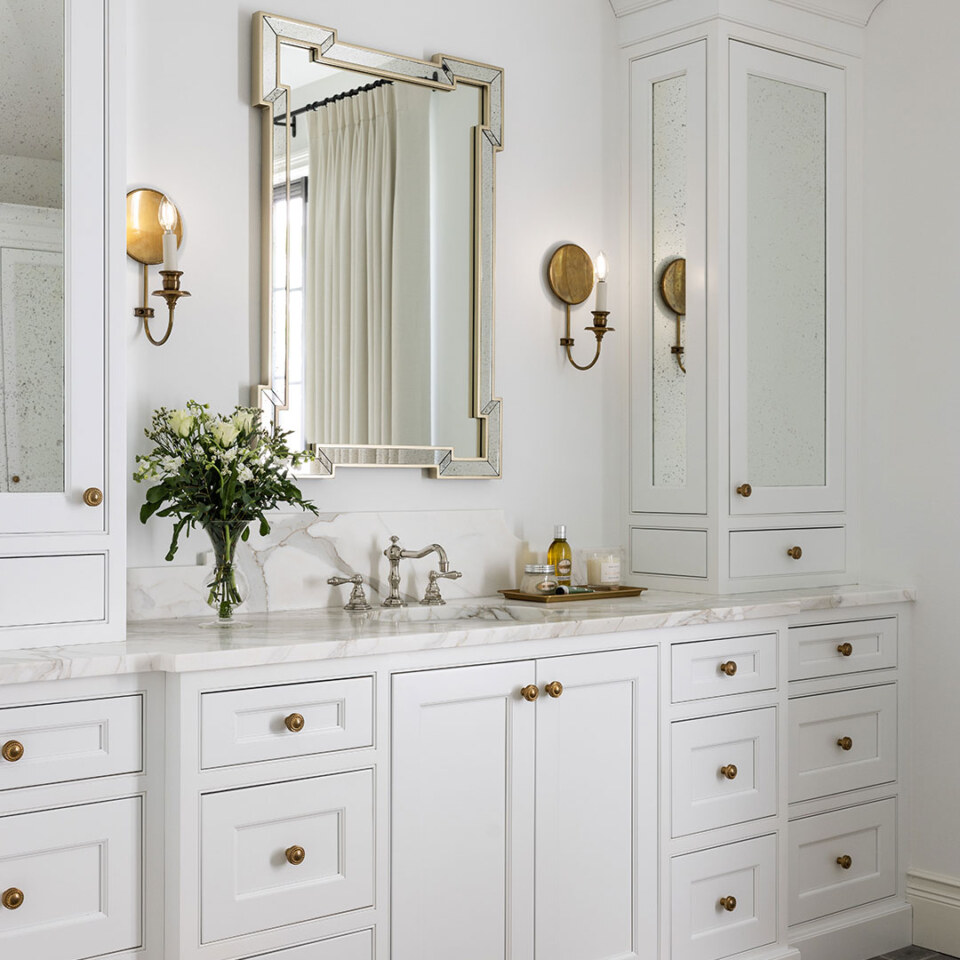 Designed by @AlysonDerryInteriors and Photo by MVP Detroit Door Style/Color: Delmar door, Painted MDF Ine Matte