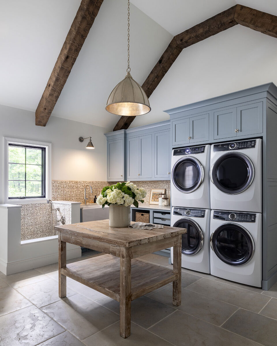 Designed by @AlysonDerryInteriors and Photo by MVP Detroit Door Style/Color: Richmond, Painted MDF Twilight Matte