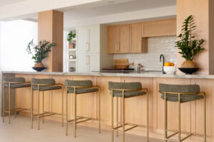 Created by Rachel Eve Design and designed by Gloria Sollecito CKBD Door Style/Colors: Amity in Alpine 20 Matte MDF+ AND Cadet 20 Matte Red Oak Photos by Elizabeth Bartlett