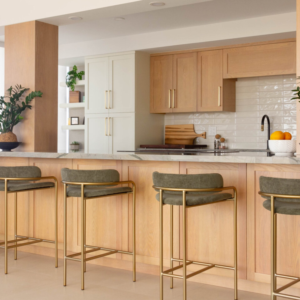 Created by Rachel Eve Design and designed by Gloria Sollecito CKBD Door Style/Colors: Amity in Alpine 20 Matte MDF+ AND Cadet 20 Matte Red Oak Photos by Elizabeth Bartlett