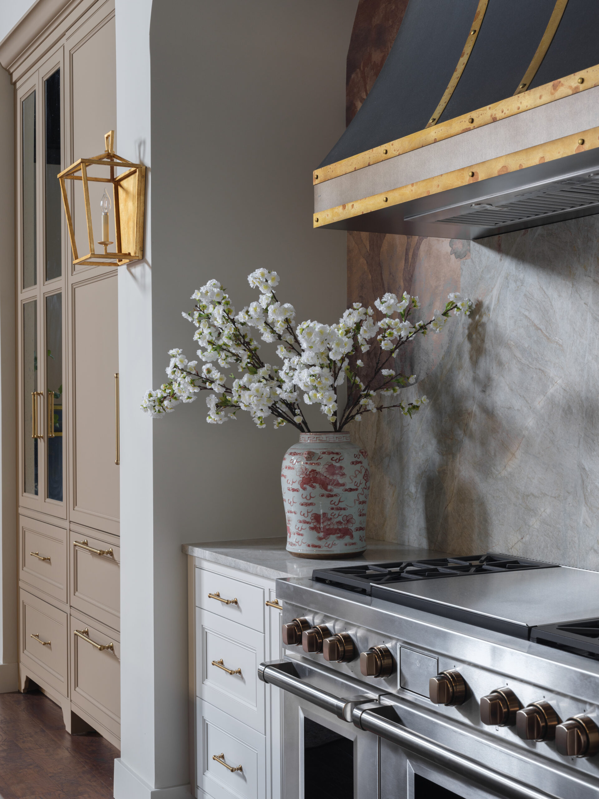Back Wall Stratford inset Linen Paint on Maple Island Stratford inset alder vintage natural black Tall Door Plaza Inset Cafe_Showroom-Kitchen-05