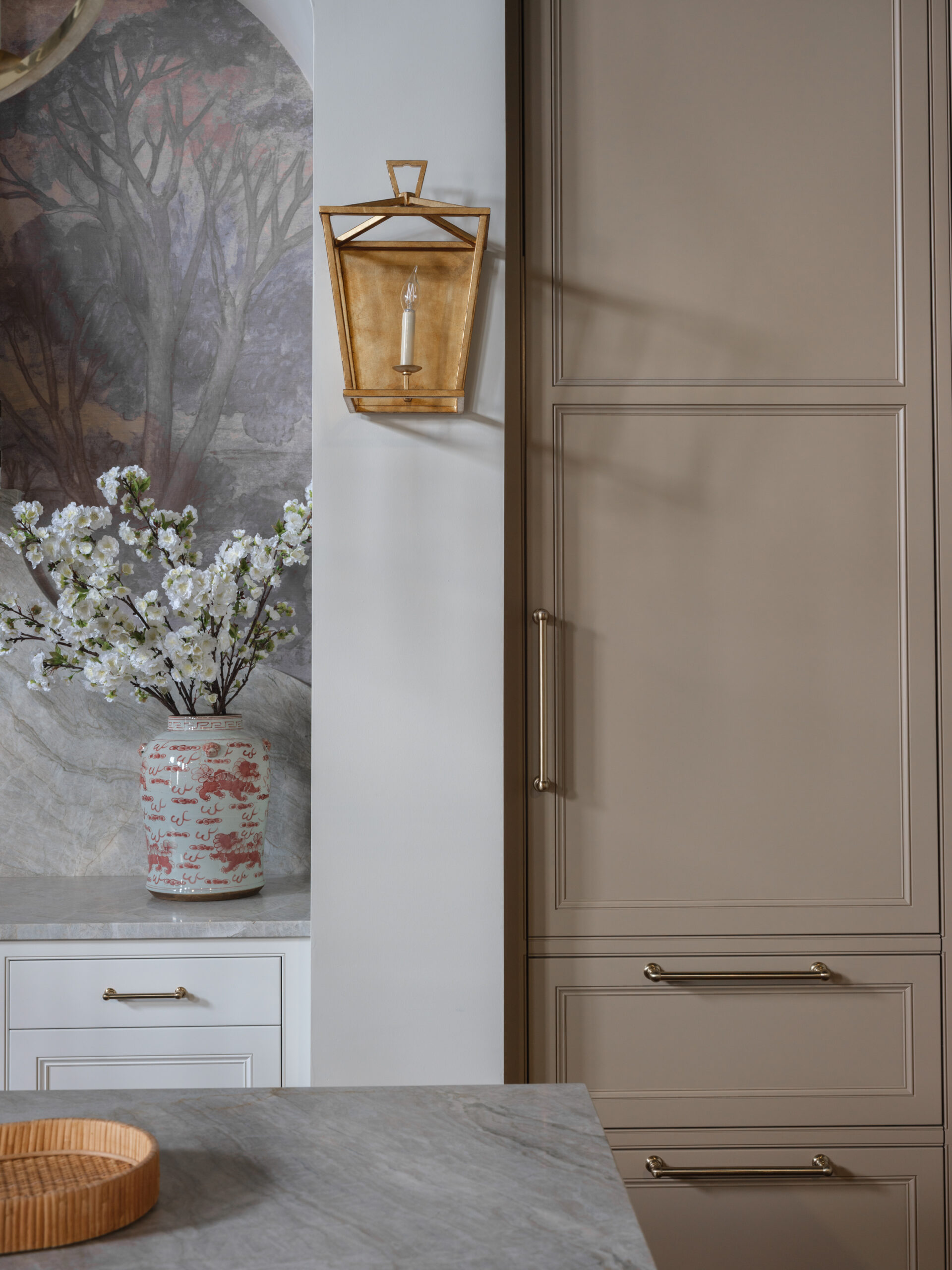 Back Wall Stratford inset Linen Paint on Maple Island Stratford inset alder vintage natural black Tall Door Plaza Inset Cafe_Showroom-Kitchen-06