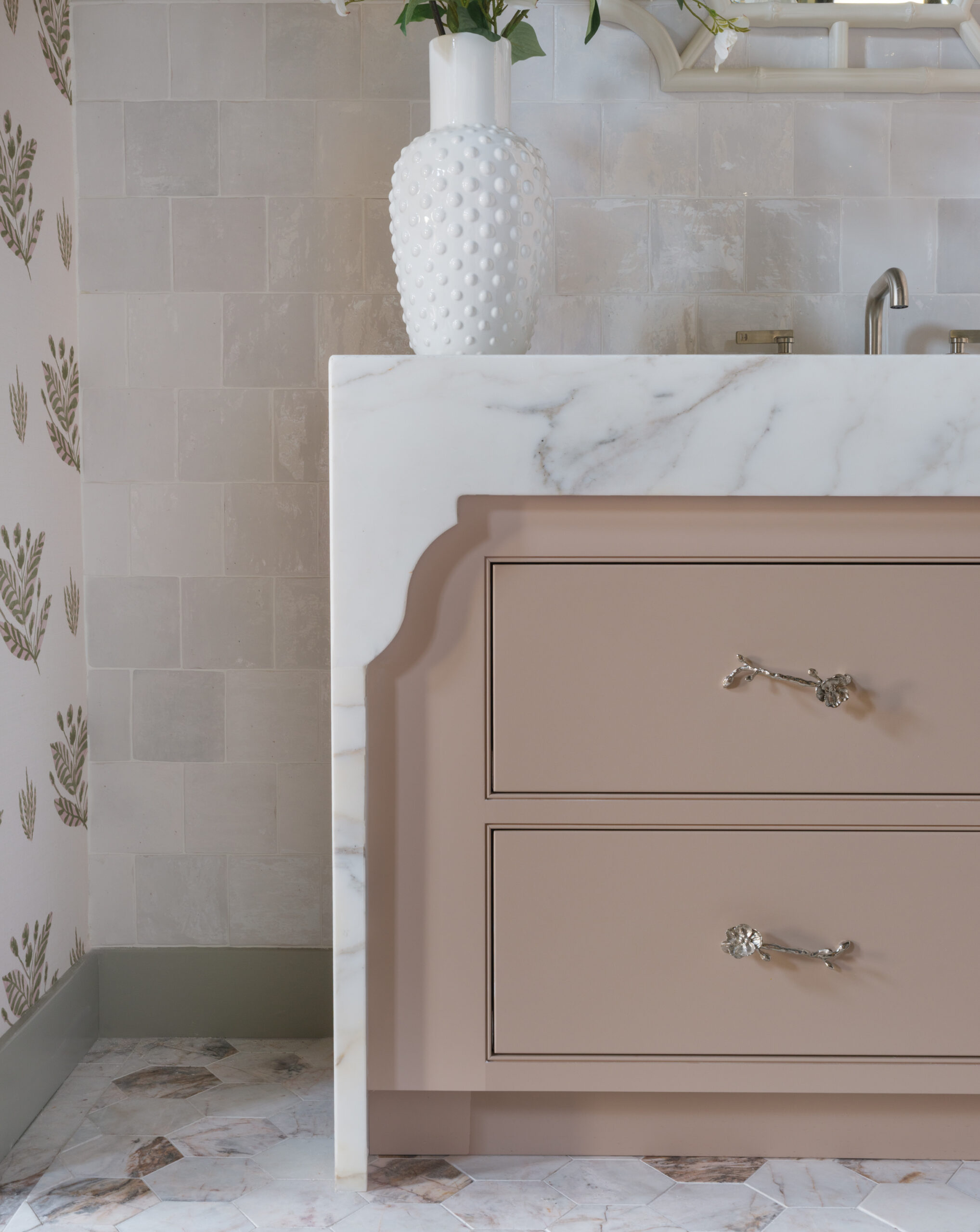 Beaded inset Amelia Setting Plaster #231-Mouser_Pink bathroom03
