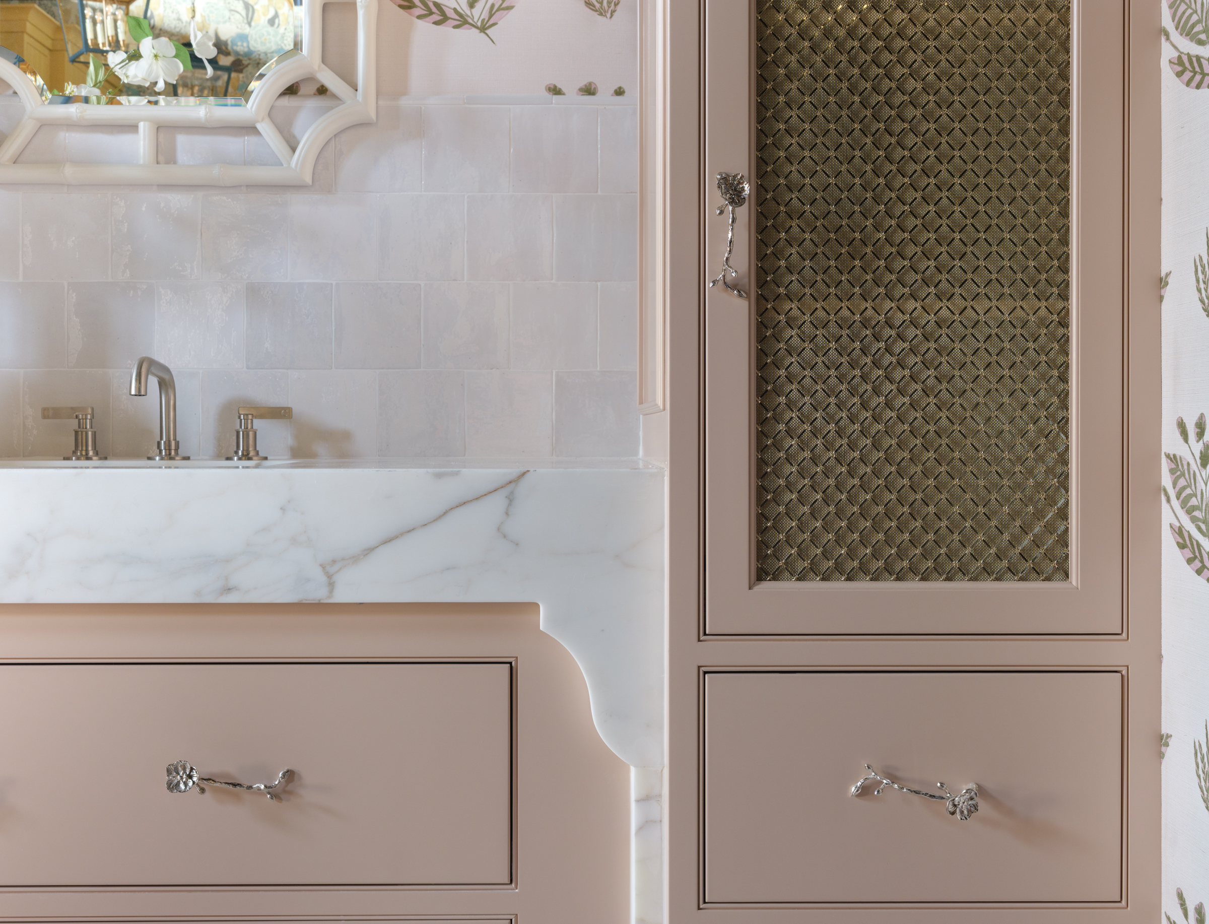 Beaded inset Amelia Setting Plaster #231-Mouser_Pink bathroom04