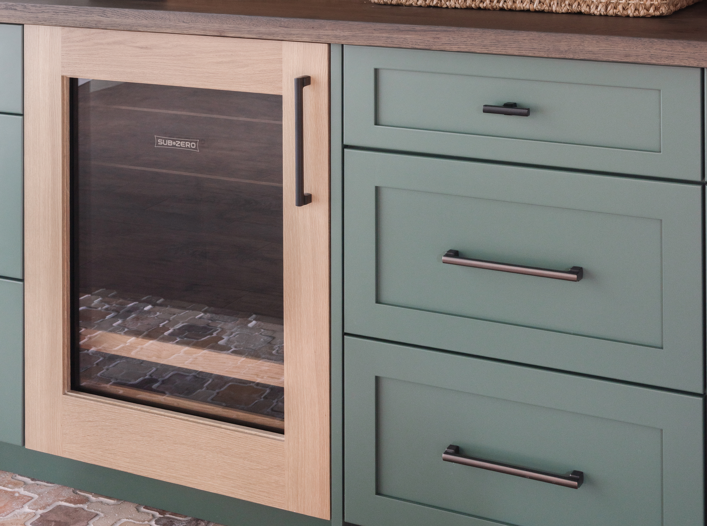 Euro Amity Clover with shleves and panel for fridge in QS Cadet-Mouser_coffee bar04