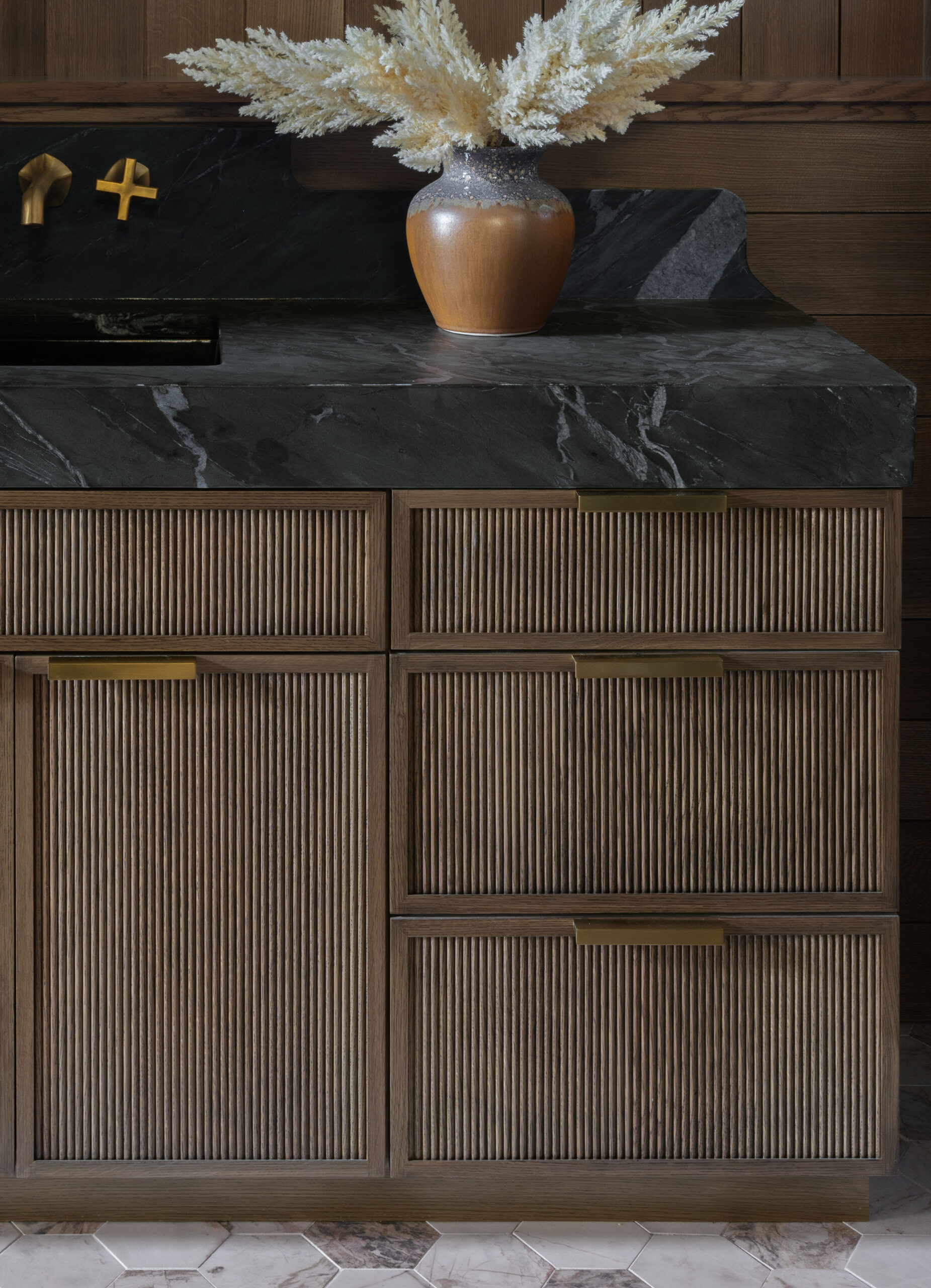 Euro Pembrooke VIntage Nautral Blk glacier QS-Mouser_brown bathroom01 Euro Pembrooke VIntage Nautral Blk glacier QS-Mouser_brown bathroom01