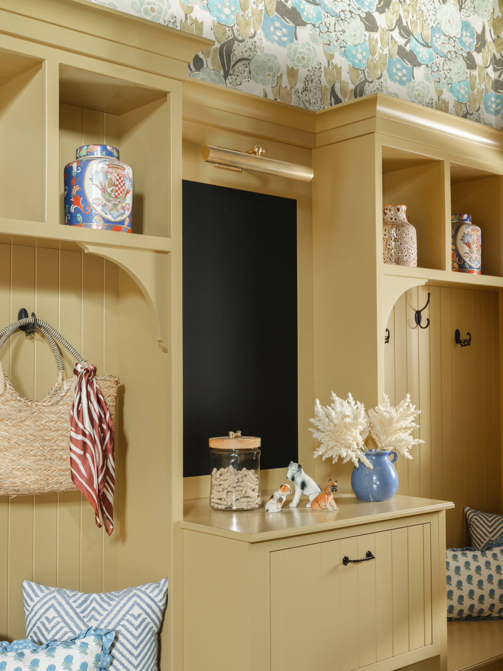 InsetAvalonV-Groove-Duster-showroom-mudroom-03