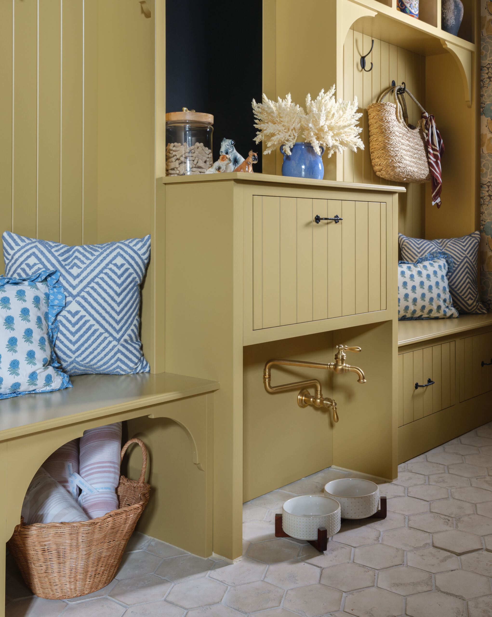 InsetAvalonV-Groove-Duster-showroom-mudroom-05