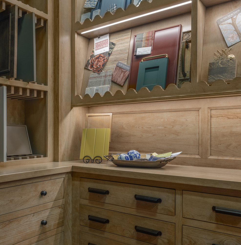 Euro Pembrooke Vintage Natural Black Glacier Quarter Sawn cabinetry-Mouser_selection center-02